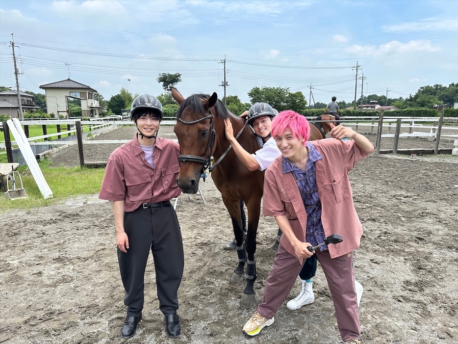 （左から）高杉真宙、馬、満島真之介、兼近大樹