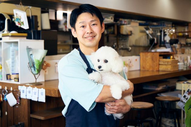 お店の扉を開けると看板犬のプードル、もちちゃんがお出迎えしてくれます。オーナーパティシエの前田峻行さんと。