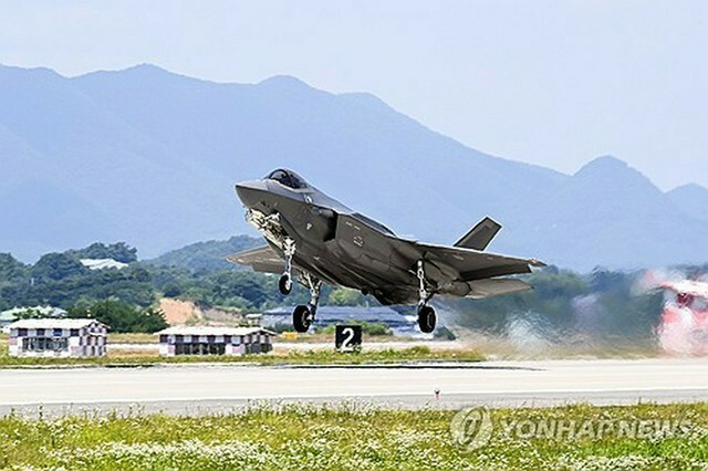 離陸する韓国空軍のF35A（空軍提供）＝（聯合ニュース）≪転載・転用禁止≫