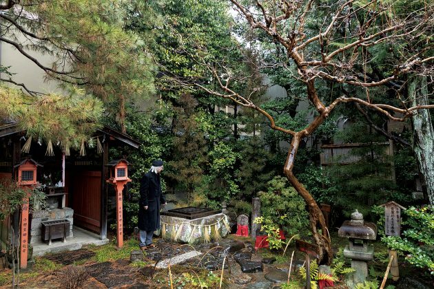 「この井戸から小野篁が冥界へ降りたのですね。」（堤さん）●京都市東山区大和大路通四条下ル4丁目小松町595　 拝観9時～16時（自由拝観）　京阪「清水五条」駅徒歩15分。 http://www.rokudou.jp/