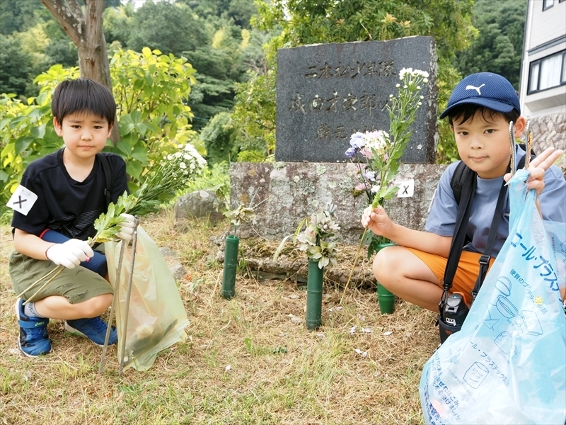 少年隊士の碑に花を供える菅野さん（右）と佐藤さん