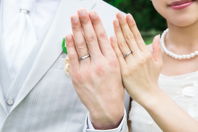 結婚指輪の費用は誰が支払う？男性が負担？二人で割り勘？※画像はイメージです（stock.adobe.com/Paylessimages）