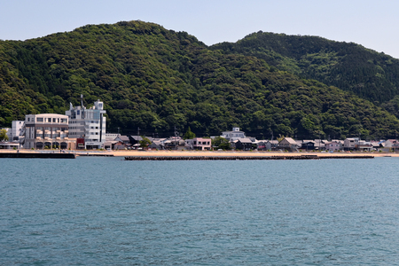 若狭湾のほぼ中央に位置する小浜港。背後に山並みが迫るのんびりとした漁港です。