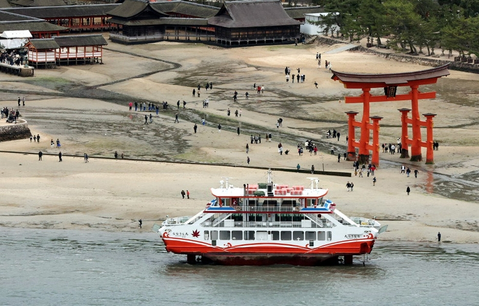 厳島神社の大鳥居近くで座礁したフェリーななうら丸（3月）