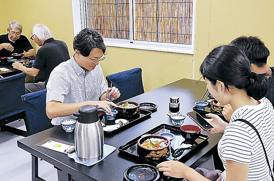 能登島の魚をふんだんに使った海鮮丼を味わう来店者＝七尾市一本杉町