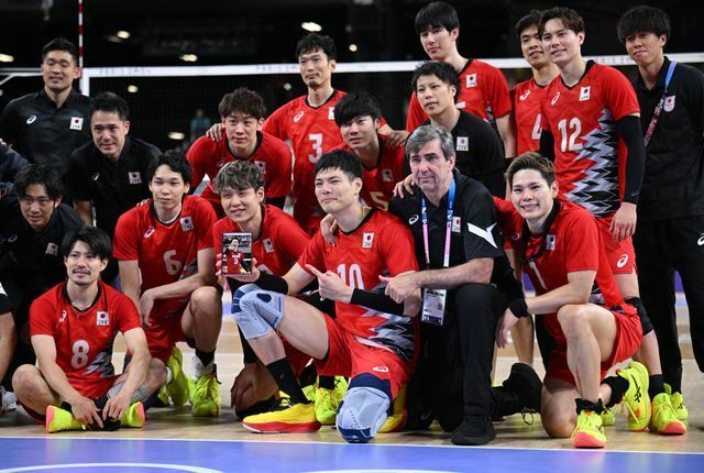 ベンチに藤井直伸さん写真を置き、戦ったバレーボール男子日本代表(写真：ロイター/アフロ)