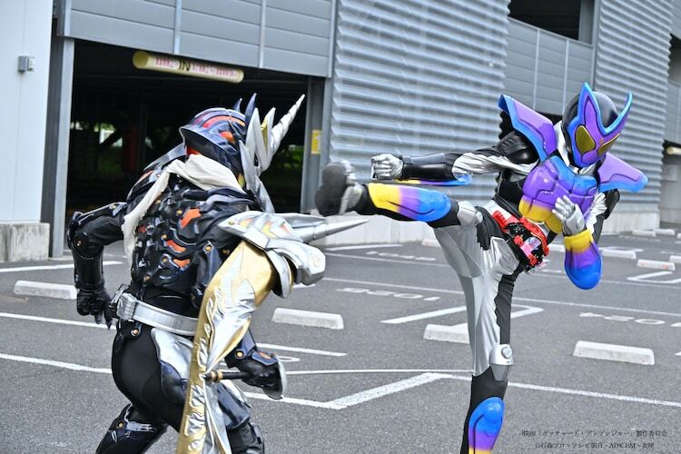 「仮面ライダーガッチャード ザ・フューチャー・デイブレイク」より、仮面ライダーガヴ。