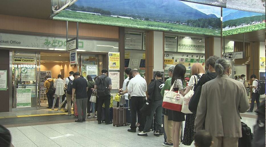 窓口には長い列　JR長野駅（31日）