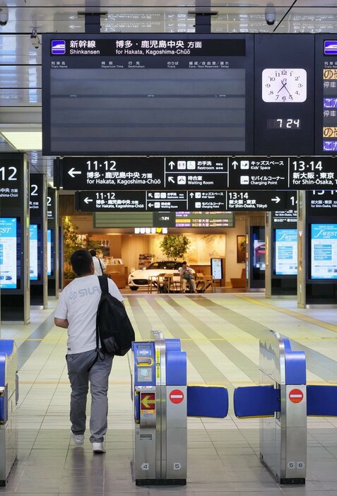 台風の影響で山陽新幹線広島―博多間が終日運休となり、人影がまばらなJR広島駅（30日午前7時24分）