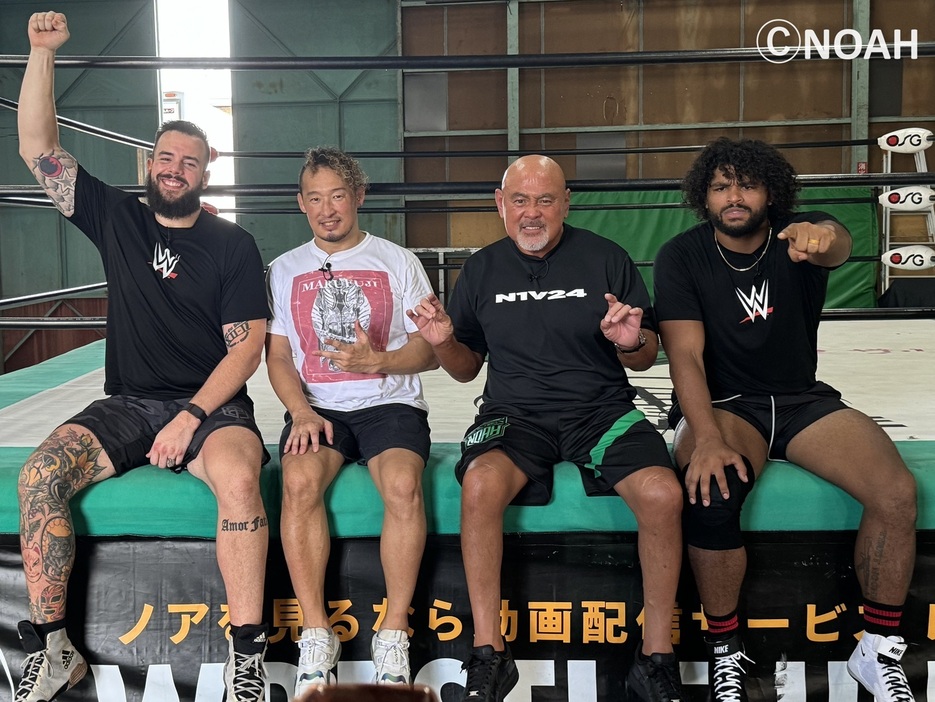 左からジョシュ・ブリッグス、丸藤正道、武藤敬司さん、タビオン・ハイツ