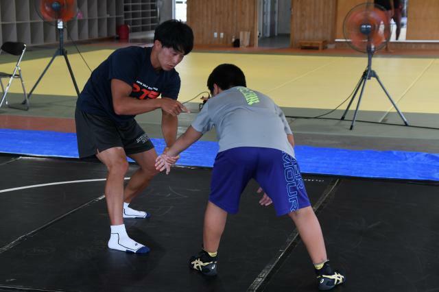 実技指導を行う乙黒さん（左）と凛々人さん ＝24日、宮古工業高校体育館2階武道場