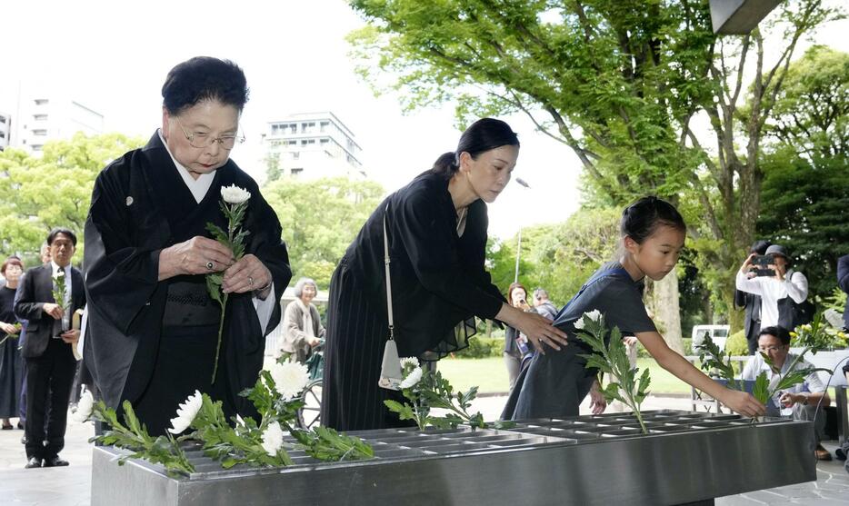 シベリア・モンゴル抑留犠牲者追悼の集いで献花する参加者ら＝23日午後、東京都千代田区の千鳥ケ淵戦没者墓苑