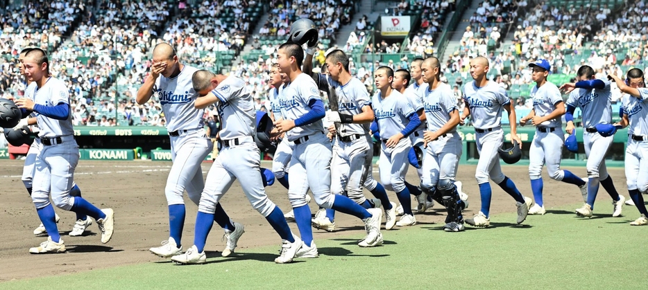 　惜しくも力及ばず、敗退した小松大谷ナイン（撮影・今井雅貴）