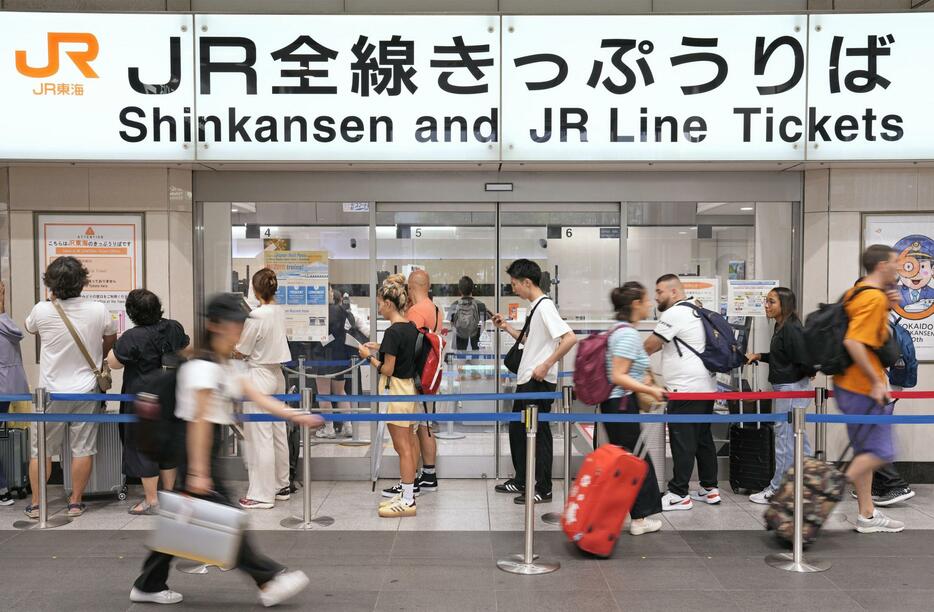 東海道新幹線が計画運休するなどの影響で混雑するJR東京駅の切符売り場＝31日午前