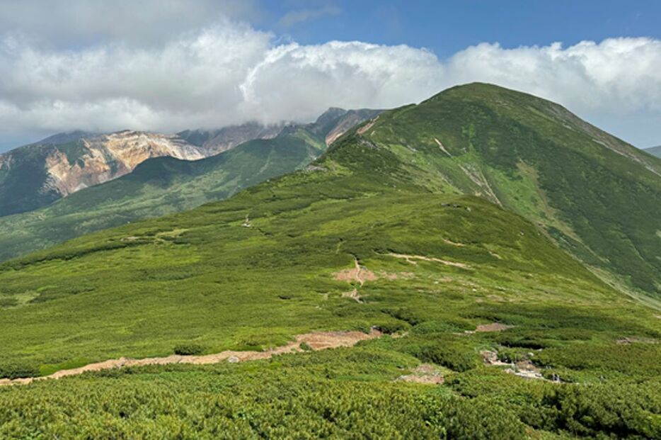 富良野岳稜線分岐から望む上ホロカメットク山方面へ向かう縦走路、奥は十勝岳