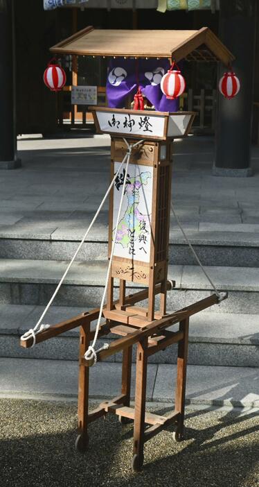 富山県高岡市の射水神社に奉納された灯籠「キリコ」＝3日午後