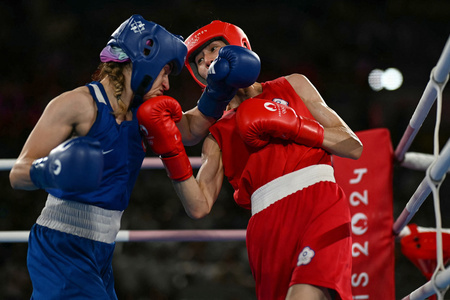 パリ五輪、ボクシング女子57キロ級準決勝。トルコのエシュラ・ユルドゥズカフラマン（左）と対戦する台湾の林郁婷（2024年8月7日撮影）。