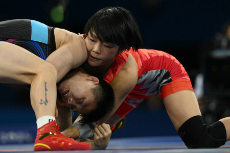 パリ五輪、レスリング女子53キロ級準決勝。中国の龐倩玉（左）と対戦する藤波朱理（2024年8月7日撮影）。