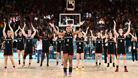 パリ五輪、バスケットボール女子準々決勝、スペイン対ベルギー。試合後、声援に応えるベルギーの選手（2024年8月7日撮影）。