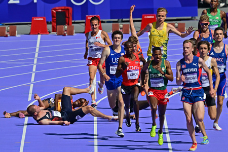 パリ五輪、陸上男子5000メートル予選。転倒した英国のジョージ・ミルズ（左手前）とスペインのティエリ・ディクムジャノ（左奥、（2024年8月7日撮影）。