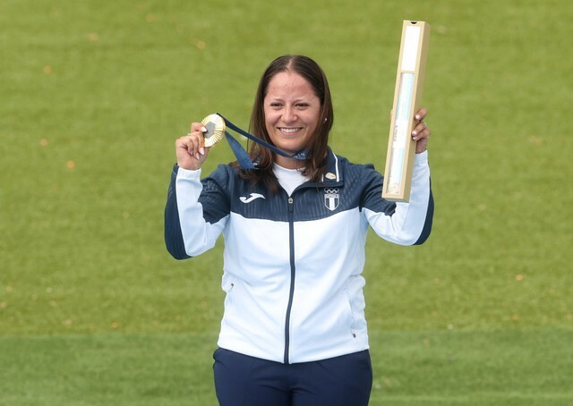 パリ五輪 表彰台で笑顔を見せる射撃グアテマラ代表のアドリアナ選手写真：ゲッティ