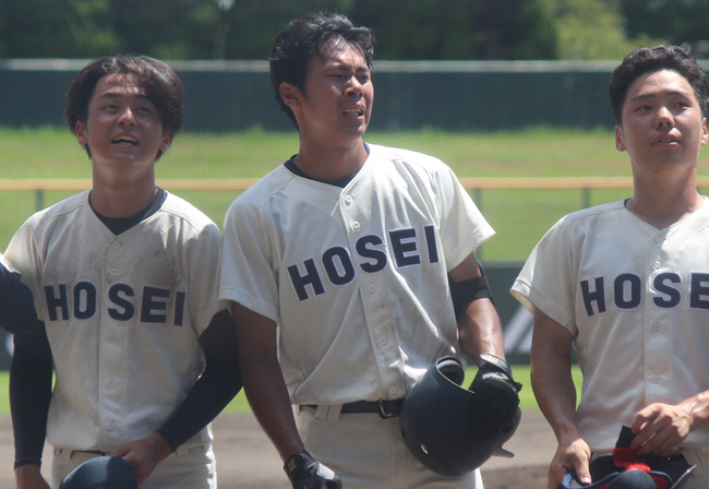 試合後の挨拶時、1人涙ぐむ法政大・城田悠晴内野手（1年＝鳴門出身）