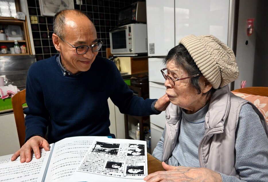 原爆で犠牲になった家族にまつわる記憶を口にしながら涙ぐむ久子さん（右）。敏文さんが寄り添う