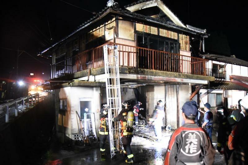 全焼した離れ＝12日午前2時39分、美作市後山