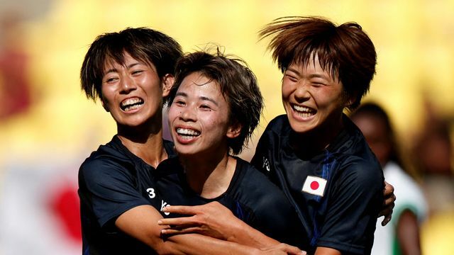 田中美南選手の追加点で笑顔を見せるなでしこジャパンの選手たち(写真:ロイター/アフロ)