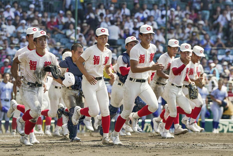 小松大谷に勝利し、駆け出す智弁学園ナイン＝甲子園