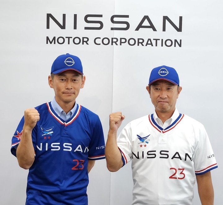 2025年から活動を再開する日産自動車の新たなユニフォーム。左がビジター[四之宮洋介コーチ]で右がホーム[伊藤祐樹監督]である[写真=BBM]