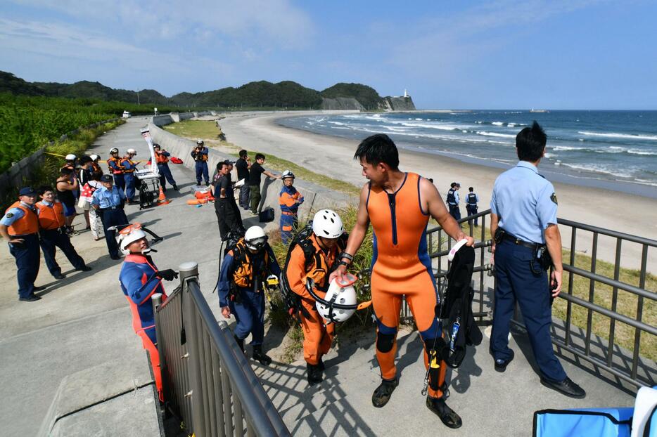 福島県いわき市の豊間海岸＝25日午後