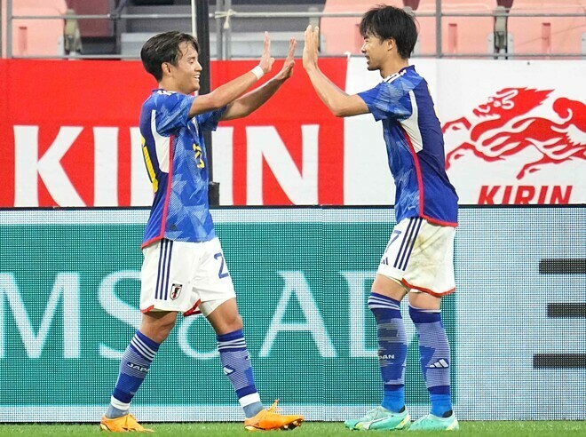 現在の日本代表でエース格の久保と三笘（右）。(C)SOCCER DIGEST