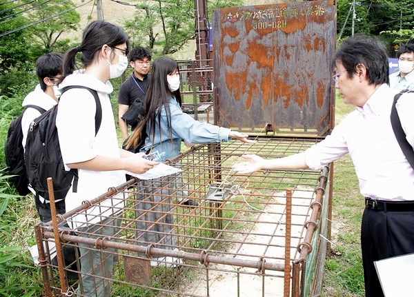 毛原のわなを視察する学生と山本教授（右）