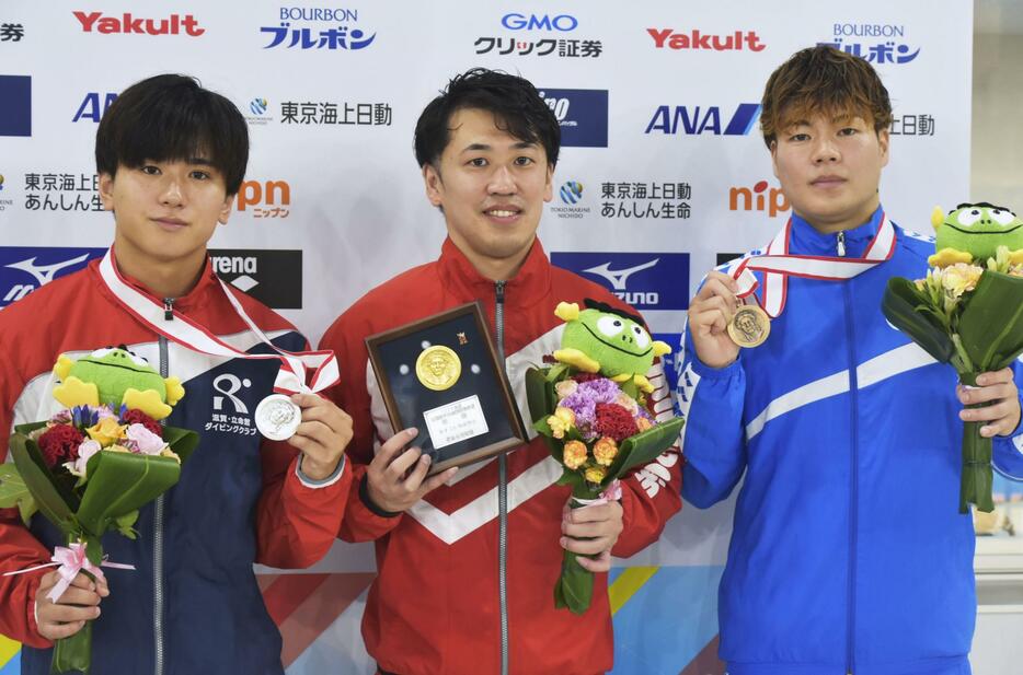 男子3メートル板飛び込みで優勝し、笑顔の坂井丞（中央）＝インフロニア草津アクアティクスセンター