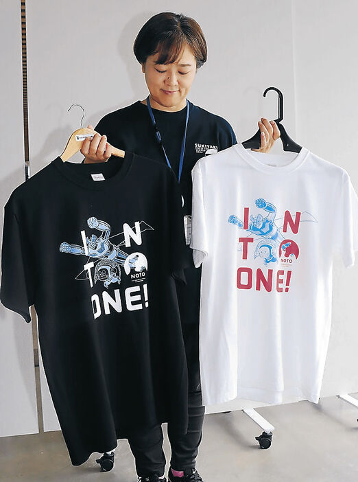 わじま観光案内センターで販売されることになった忍者ハットリくんとマジンガーＺのコラボＴシャツ＝氷見市芸術文化館