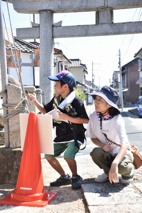 クイズを解く親子（恵比寿神社で）