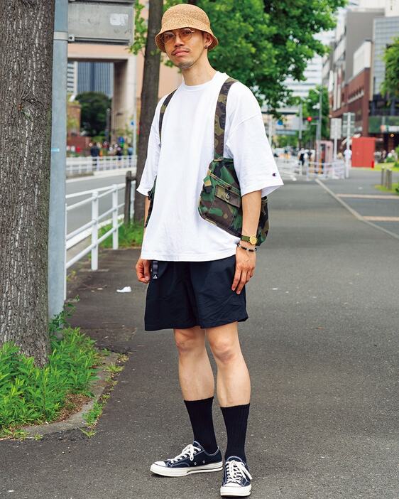 ベスト＝SAFTBAK　Tシャツ＝チャンピオン　ショーツ＝ナイキ ACG　スニーカー＝コンバース　ハット＝ラカル　サングラス＝金子眼鏡