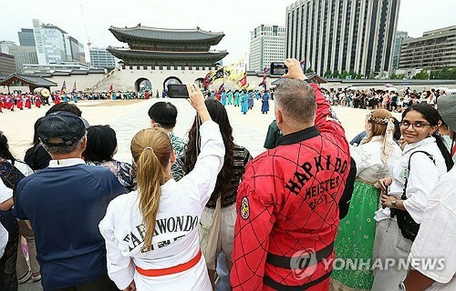 ソウルにある朝鮮王朝時代の宮殿、景福宮を訪れた外国人観光客ら（資料写真）＝（聯合ニュース）