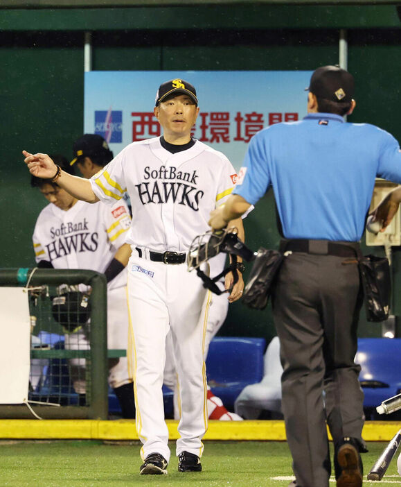 ９回、選手交代を告げる小久保裕紀監督　（カメラ・豊田　秀一）