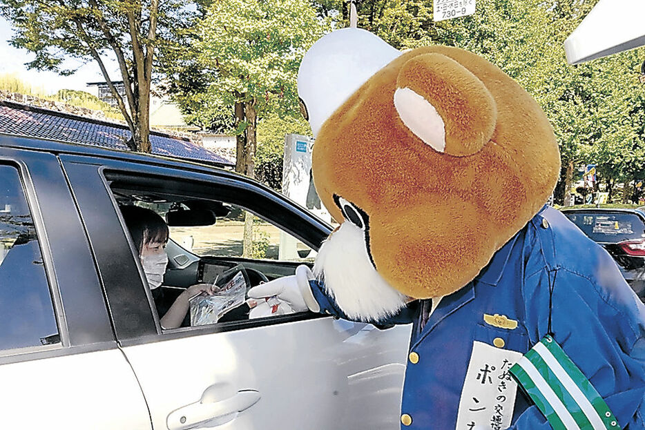 マスコットを渡すポン太＝富山市本丸