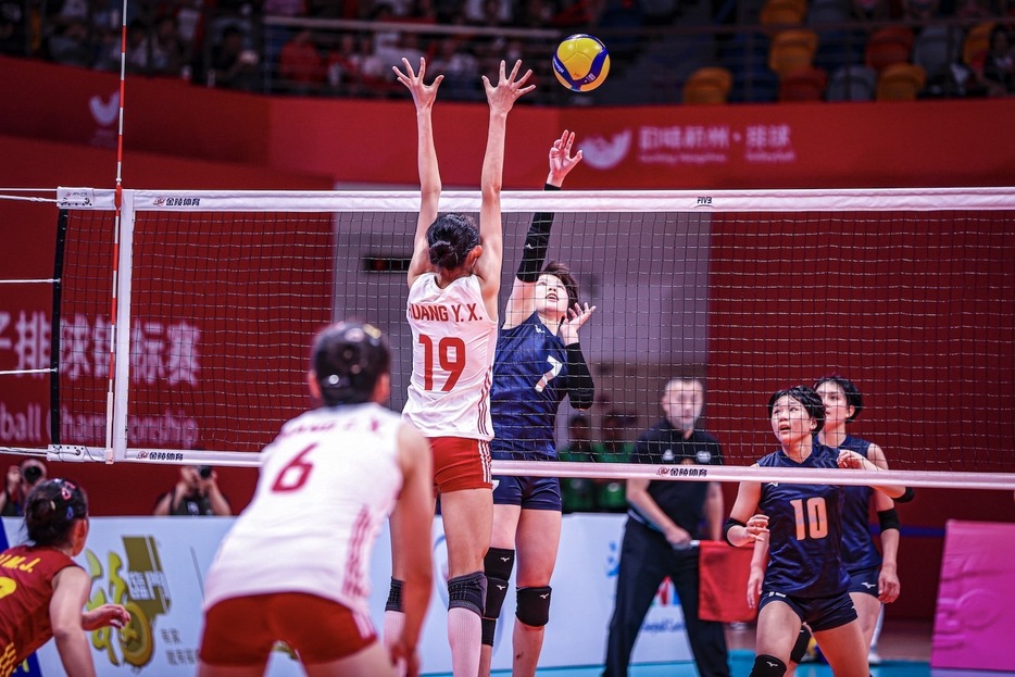 中国など高いブロックと対峙した第1回アジア女子U16選手権大会©AVC