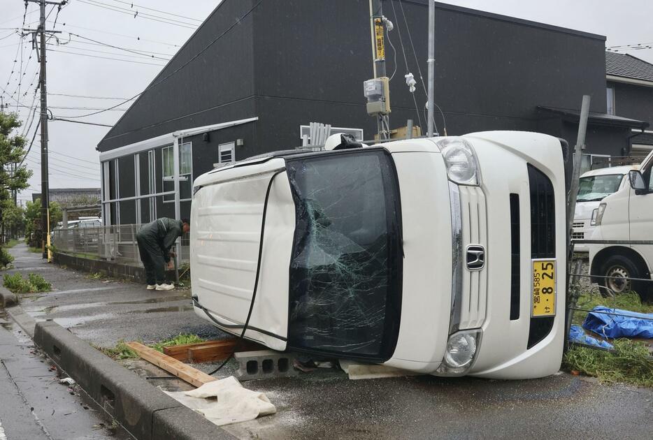 竜巻とみられる突風で横転した軽乗用車＝28日午後3時20分、宮崎市