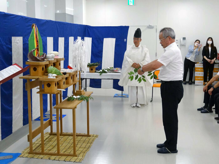 竣工式に臨む高橋慎一社長