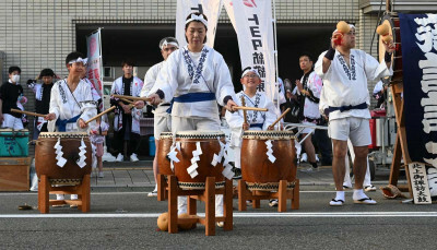 力強い音を響かせる北上市の北上御諏訪太鼓保存会