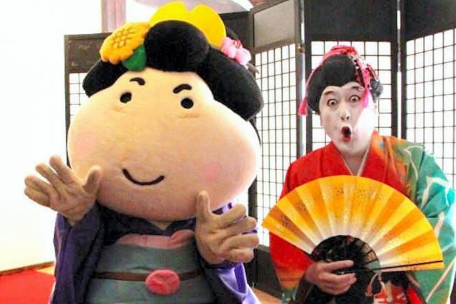 コウメ太夫さん（右）と福岡県川崎町キャラクター小梅ちゃん＝朝日新聞社