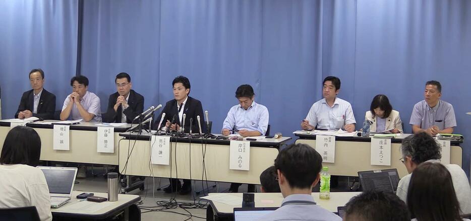 ［写真］会見で兵庫県の斎藤元彦知事への尋問について語った百条委員会の委員＝30日、兵庫県庁で