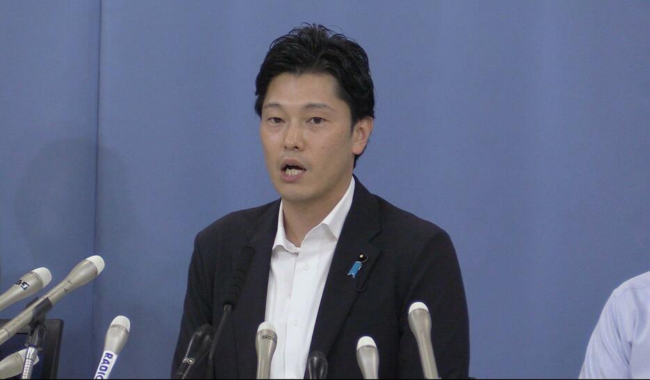 ［写真］会見で兵庫県の斎藤元彦知事への尋問について語る百条委員会の奥谷謙一委員長＝30日、兵庫県庁で