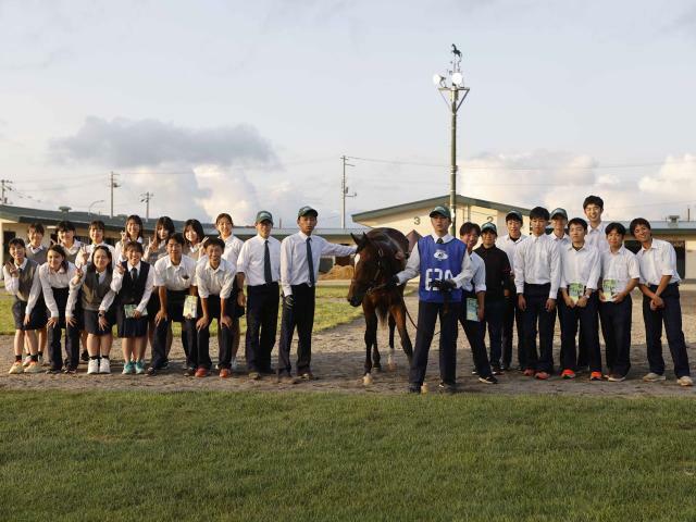 生産馬2頭をサマーセールで売却した北海道静内農業高校の生徒たち(c)netkeiba