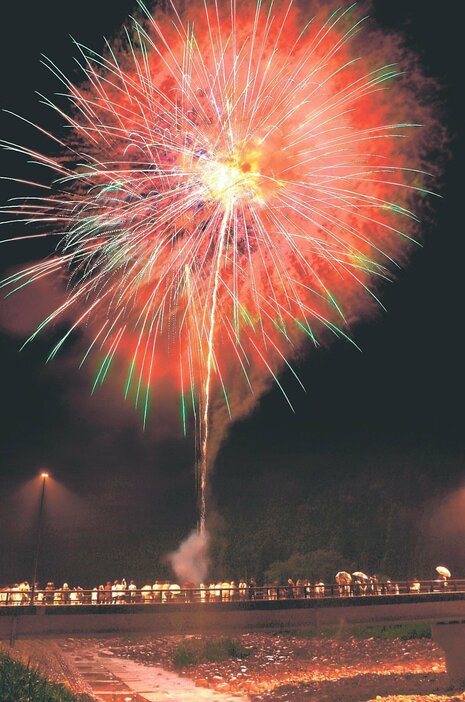 山里の夜空を彩る大輪の花火＝片貝川の平沢橋上流